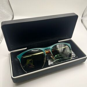Women’s green pilot sunglasses
